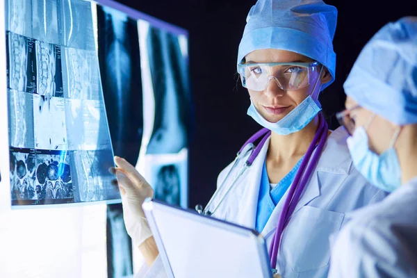 Dos mujeres médicas que miran rayos X en un hospital. — Foto de Stock