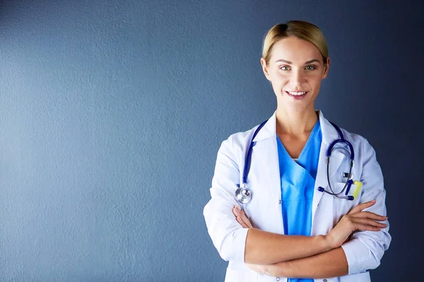 Portrait de jeune femme médecin avec manteau blanc debout à l'hôpital. — Photo