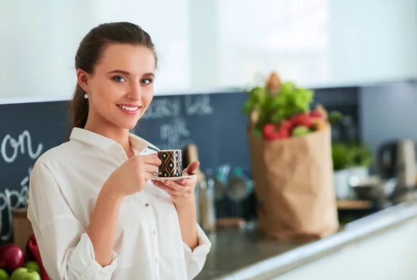 Junge Frau plant Ausgaben und bezahlt Rechnungen für ihre Küche. — Stockfoto