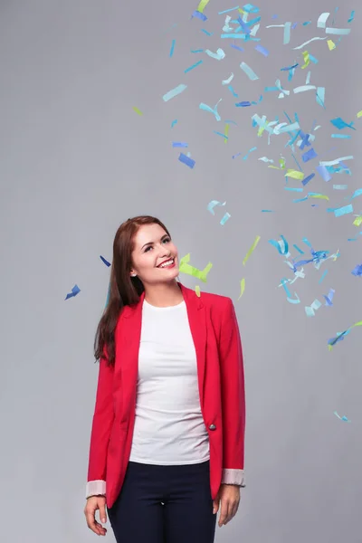 Mooie gelukkige vrouw op feest feestje met confetti. Verjaardag of nieuwe jaar vooravond vieren concept. — Stockfoto