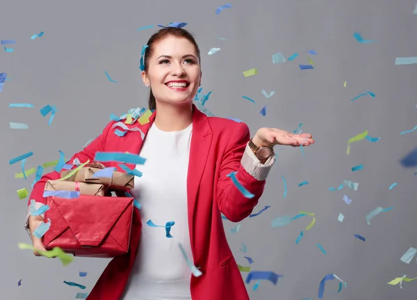 Szép boldog nő ajándék doboz ünnepi bulin a konfetti. Szülinapi vagy újévi Éva ünnepli koncepció — Stock Fotó