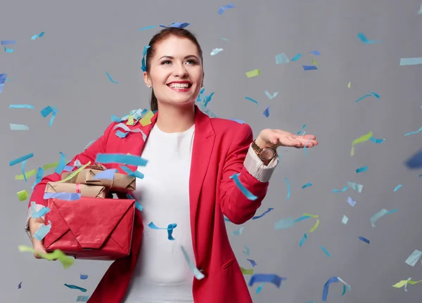 Hermosa mujer feliz con caja de regalo en la fiesta de celebración con confeti. Cumpleaños o Nochevieja celebrando el concepto —  Fotos de Stock