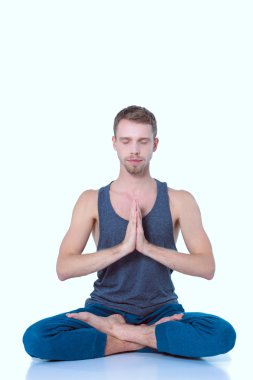 Beyaz arka plan üzerinde Yoga egzersiz yapan yetişkin erkek