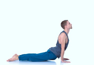 Beyaz arka plan üzerinde Yoga egzersiz yapan yetişkin erkek