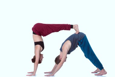 Genç atletik çift pratik acroyoga. Çiftinde Dengeleme