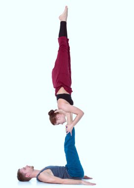 Genç atletik çift pratik acroyoga. Çiftinde Dengeleme