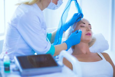 Kaşlar için kalıcı makyaj. Güzellik salonunda kalın kaşlı güzel bir kadın.