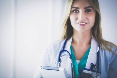 Tıp ofisinde kollarını kavuşturmuş kendine güvenen kadın doktorların portresi.