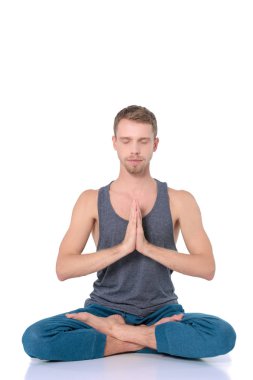 Beyaz arka plan üzerinde Yoga egzersiz yapan yetişkin erkek