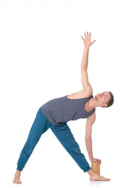 Beyaz arka plan üzerinde Yoga egzersiz yapan yetişkin erkek