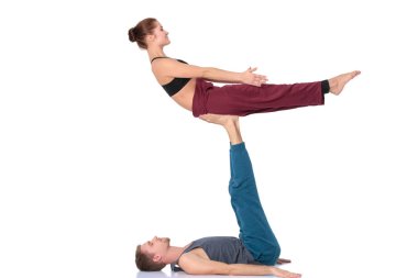 Genç atletik çift pratik acroyoga. Çiftinde Dengeleme