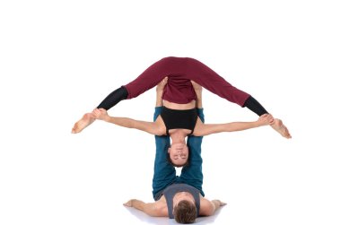 Genç atletik çift pratik acroyoga. Çiftinde Dengeleme