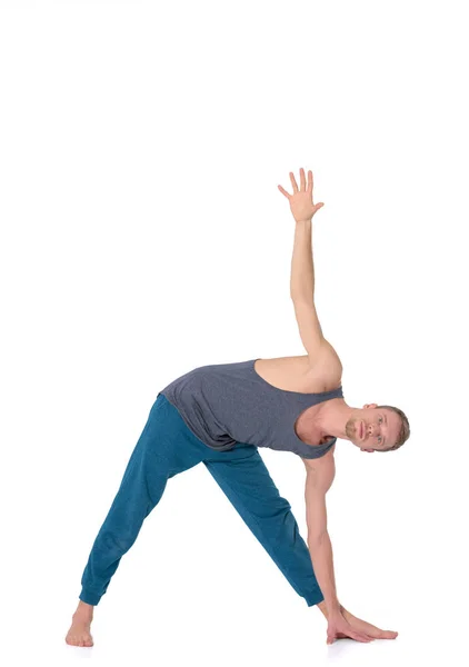 Homme adulte faisant de l'exercice de yoga sur fond blanc — Photo