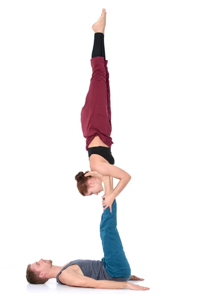 Young athletic couple practicing acroyoga. Balancing in pair — Stock Photo, Image