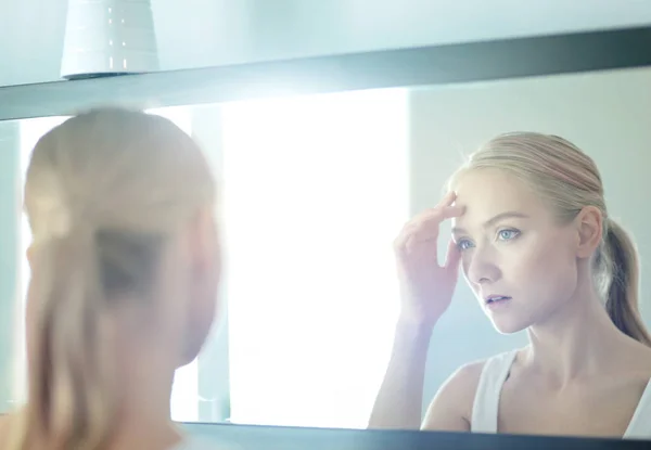 Gesicht einer jungen schönen, gesunden Frau und Spiegelung im Spiegel — Stockfoto
