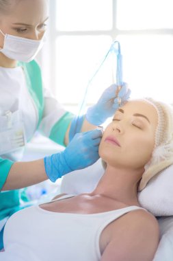 Kaşlar için kalıcı makyaj. Güzellik salonunda kalın kaşlı güzel bir kadın.