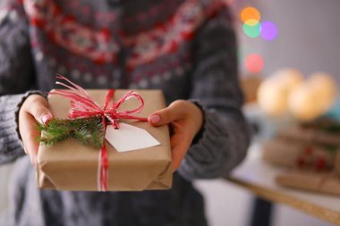 Noel hediye kutusu tutan kadın elleri. Noel