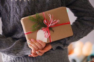 Noel hediye kutusu tutan kadın elleri. Noel