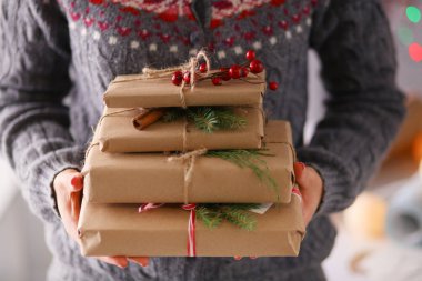 Noel hediye kutusu tutan kadın elleri. Noel