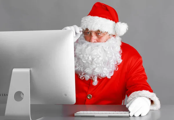 Santa Claus czytanie dzieci, listów i pisanie odpowiedzi na nich za pomocą laptopa . — Zdjęcie stockowe