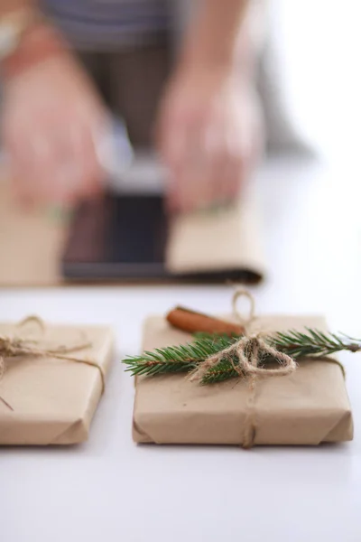 Mãos de mulher decorando caixa de presente de Natal. Mãos de mulher — Fotografia de Stock