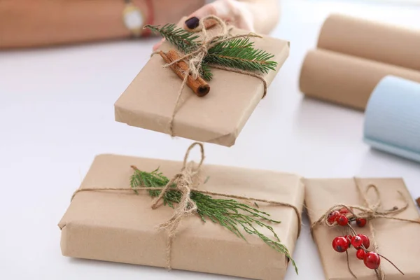 Noel hediye kutusu tutan kadın elinde. — Stok fotoğraf