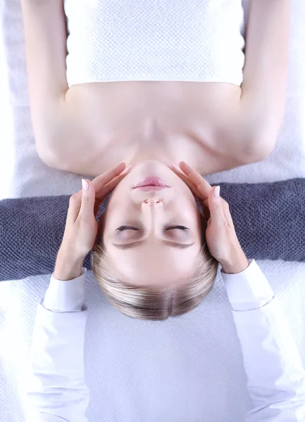 Jeune femme allongée sur une table de massage, relaxante les yeux fermés. Femme. Salon de spa — Photo