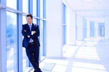 Arka ofiste genç işadamı portresi. Genç işadamı portresi