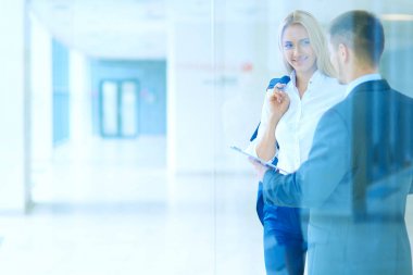 Başarılı iş takım ayakta Office gülümseyerek. iş