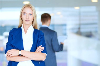 İş kadını ofis penceresinin önünde cep telefonuyla konuşuyor. İş kadını.