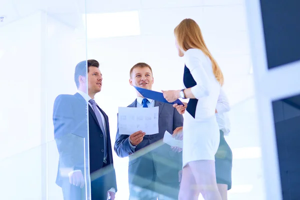 Retrato de jovem empresário no cargo com colegas em segundo plano. Retrato de jovem empresário. — Fotografia de Stock