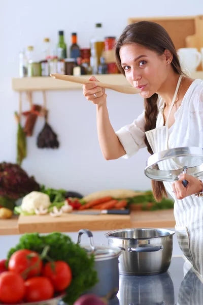 Kookvrouw in keuken met houten lepel. Kokende vrouw — Stockfoto