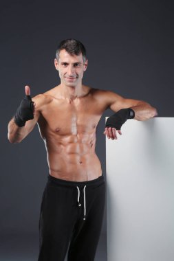 kaslı adam boş tutan.