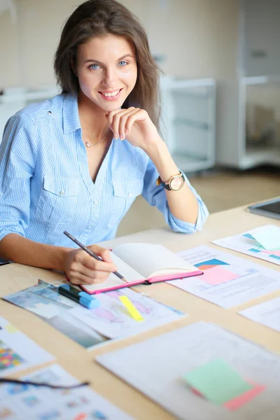 Young woman sitting at office table . Young woman. — Stock Photo, Image