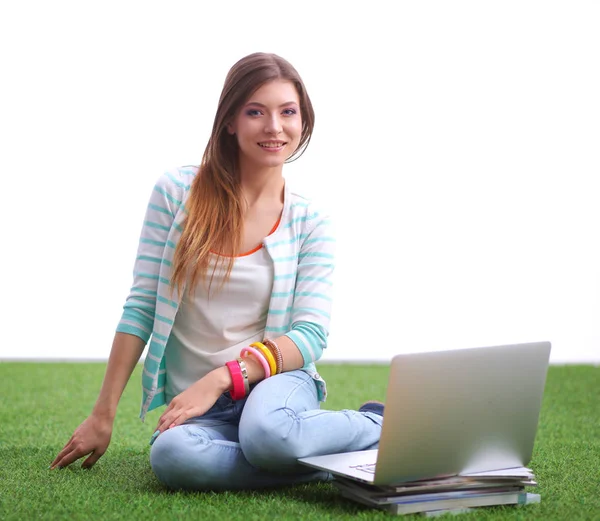 Giovane donna con computer portatile seduto su erba verde. Portreit giovane donna — Foto Stock