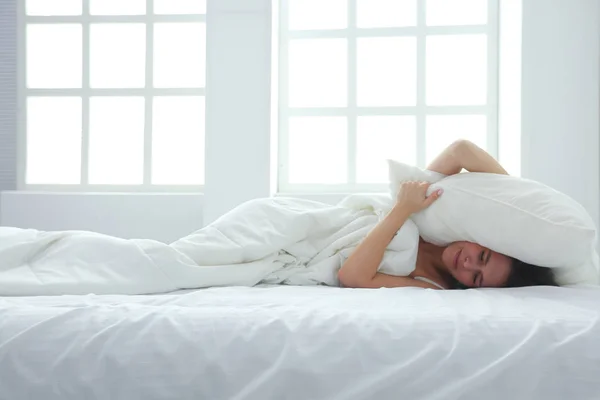 Mooie vrouw liggend op haar bed thuis — Stockfoto