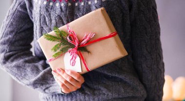 Noel hediye kutusu tutan kadın elleri. Noel