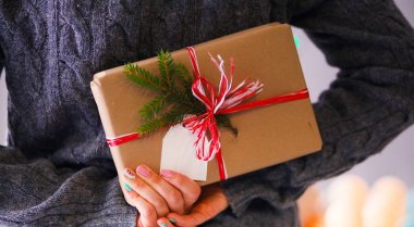 Noel hediye kutusu tutan kadın elleri. Noel