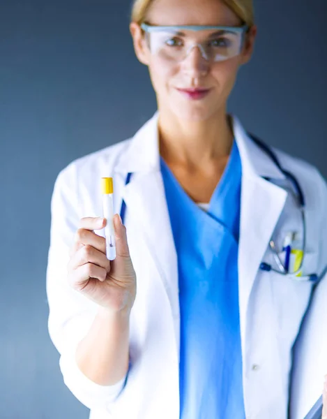 Científica o doctora en medicina o investigación usando un tubo de ensayo de una solución transparente en un laboratorio o laboratorio . —  Fotos de Stock