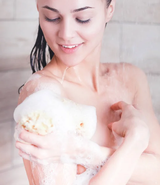 Joven mujer hermosa bajo la ducha en el baño . —  Fotos de Stock