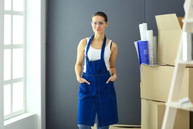 Genç kadın portre süre ayakta yeni daire