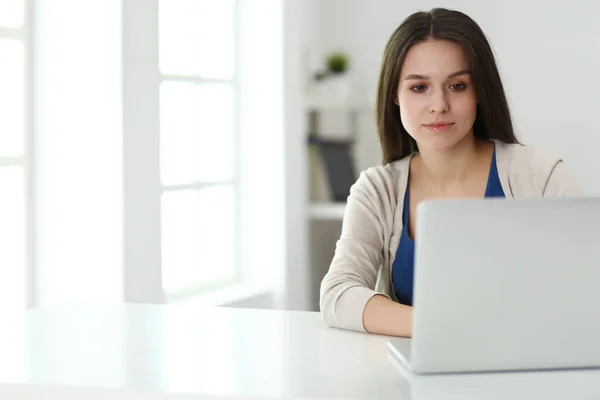 デスクでノート パソコンを使用しての美しい若い女性 — ストック写真