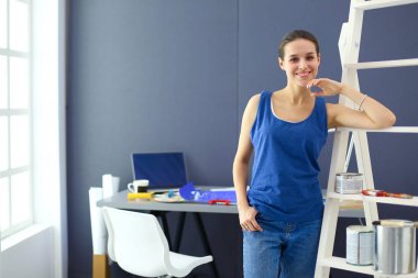 Ev ofisinde tablet üzerinde çalışan çekici bir kadın.