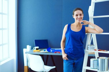 Ev ofisinde tablet üzerinde çalışan çekici bir kadın.