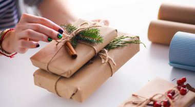 Noel hediye kutusu tutan kadın elinde.