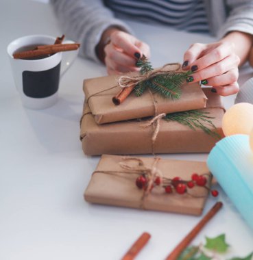 Noel hediye kutusu dekorasyon kadın elleri. Kadının elleri