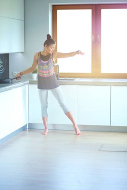 Formda ve çekici genç bir kadın sağlıklı yemek hazırlıyor. Kadın.