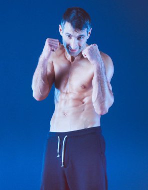 Genç adam boks pratik profil görünümü. Kişisel eğitmen. Kişisel eğitim.