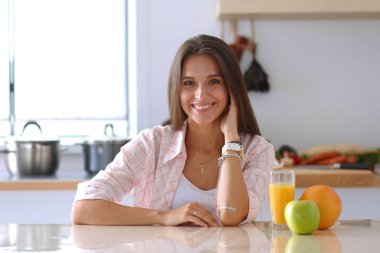 Mutfakta masada oturan genç bir kadın. Genç kadın.