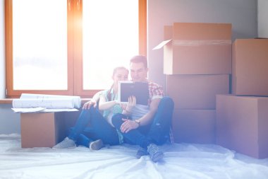 Evde oturan ipad ile katta hareketli çift. Çift